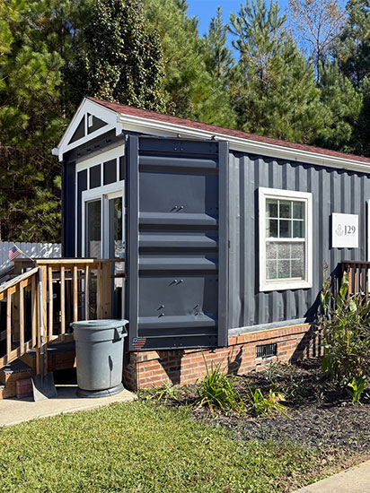 J29 sponsored tiny home at the Veterans Welcome<br />
Home and Resource Center Tiny Home Village.